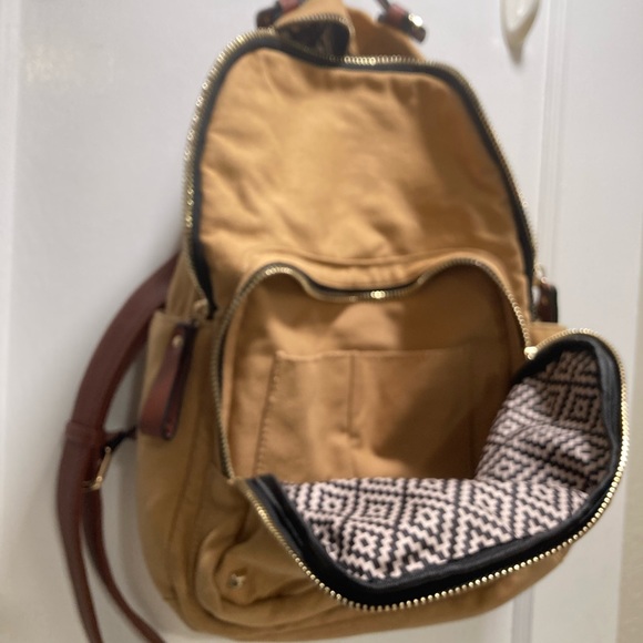 Backpack - Picture 2 of 8